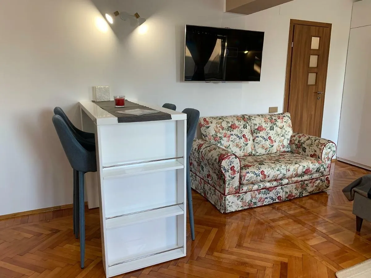 i Studio Bucarest 0*,  Romania
