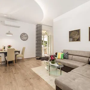 quiet-center-apartments.primorje-gorskikotar.com/