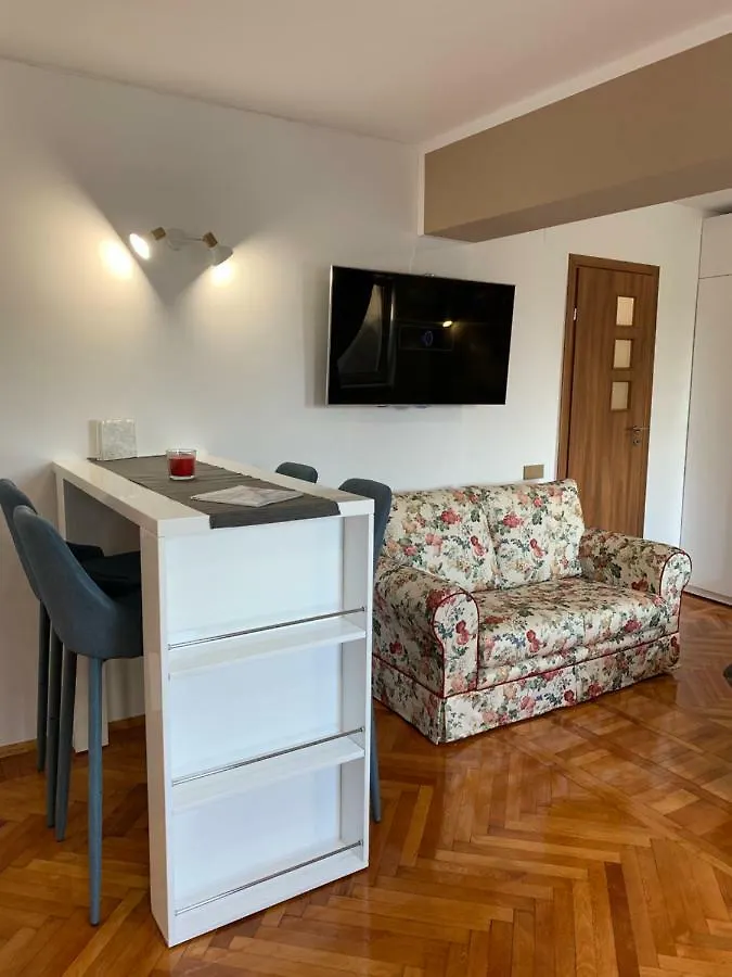 I Studio Bucharest 0*,  Romania